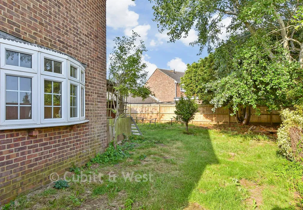 Rear Garden - Shepherds Cot, Peacehaven, East Sussex - Wards of Kent