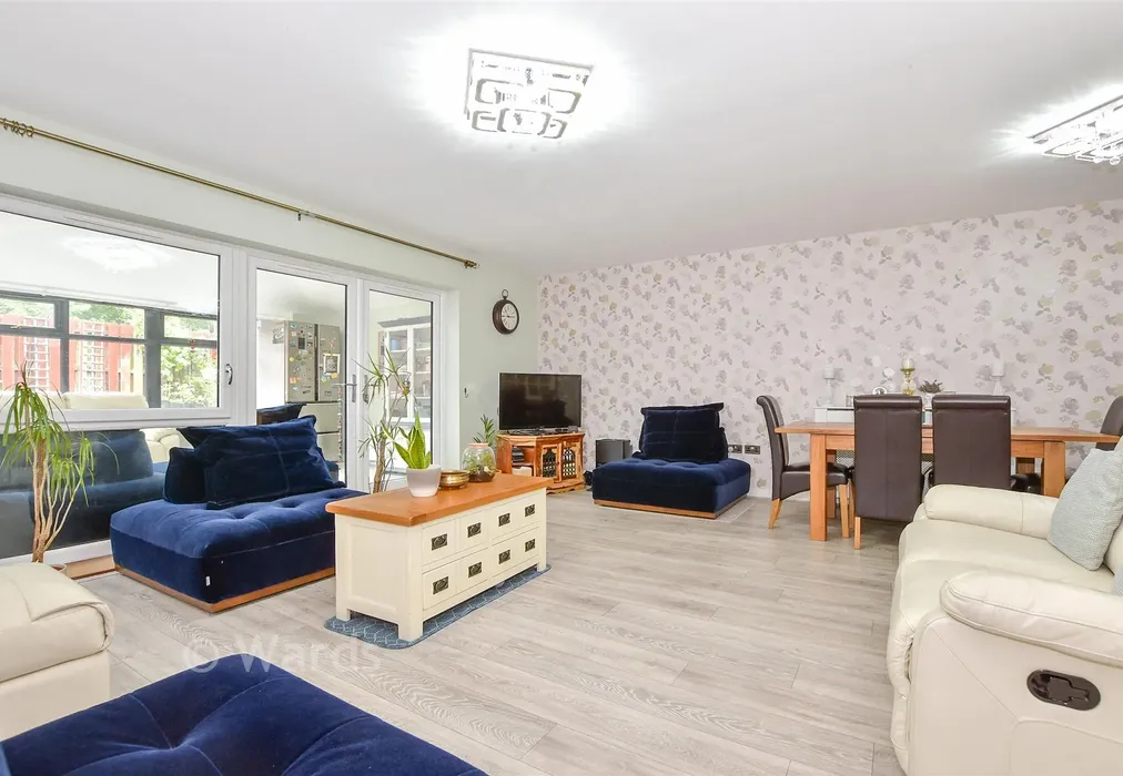 Lounge/Diner - Elliotts Way, Chatham, Kent - Wards of Kent