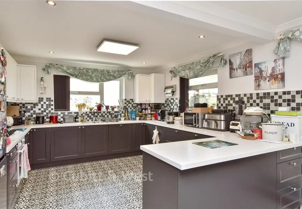 Kitchen/ Diner - Slindon Avenue, Peacehaven, East Sussex - Wards of Kent