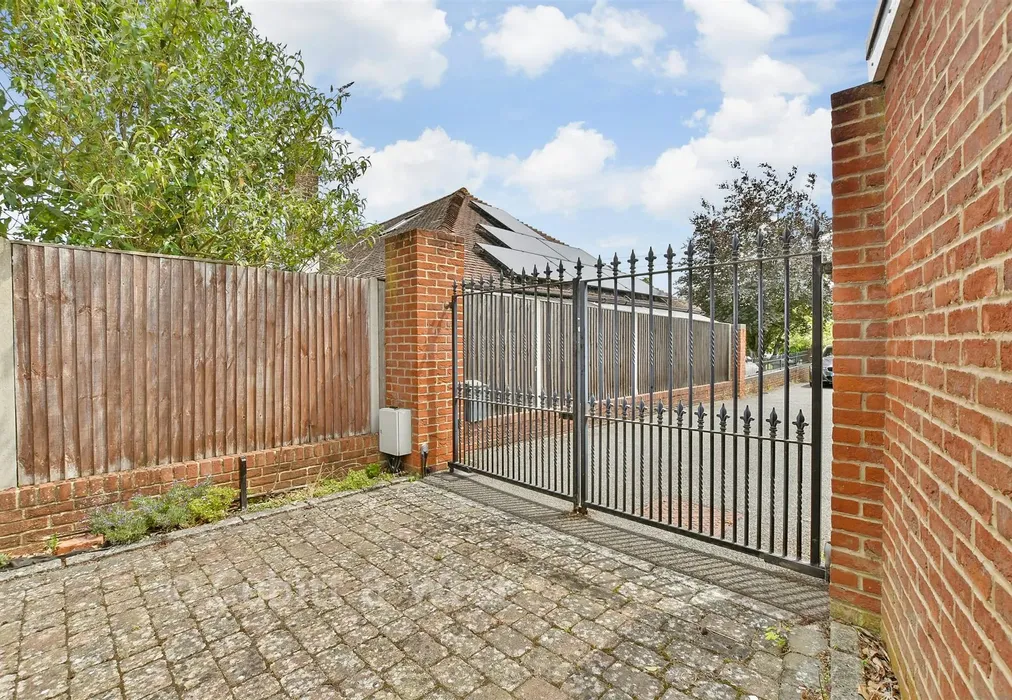 External Feature - Woodcote Green, Wallington, Surrey - Wards of Kent