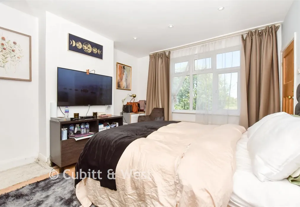 Bedroom 1 - Springfield Avenue, London - Wards of Kent