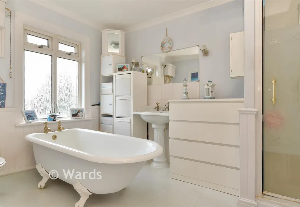 Bathroom - Harrow Road, Knockholt, Kent - Wards of Kent