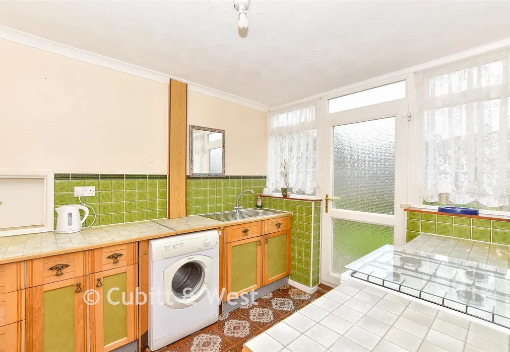 Kitchen - Oakshott Drive, Havant, Hampshire - Wards of Kent
