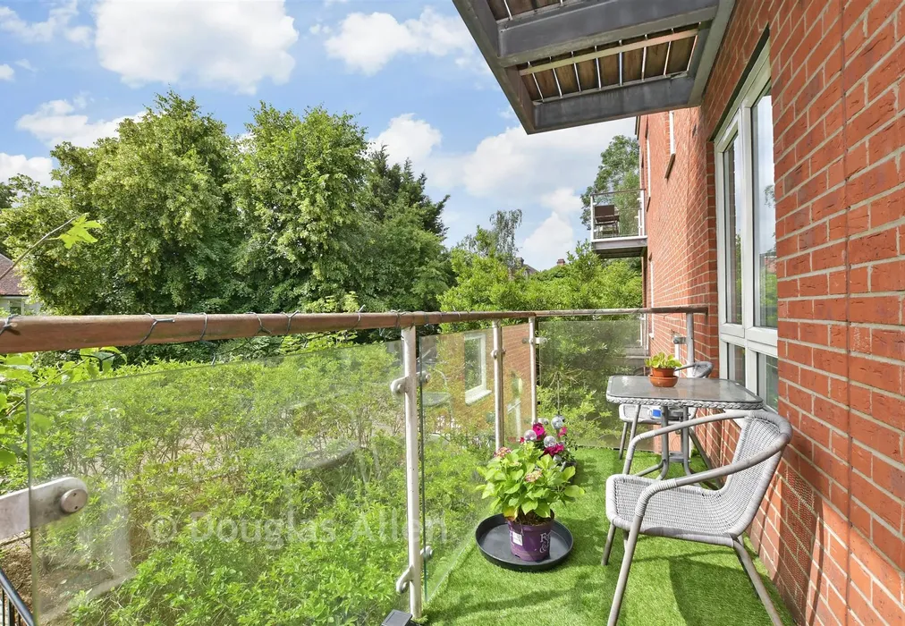 Balcony / Terrace - High Road, South Woodford - Wards of Kent