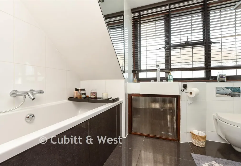 Bathroom - Wolverton Gardens, Horley, Surrey - Wards of Kent