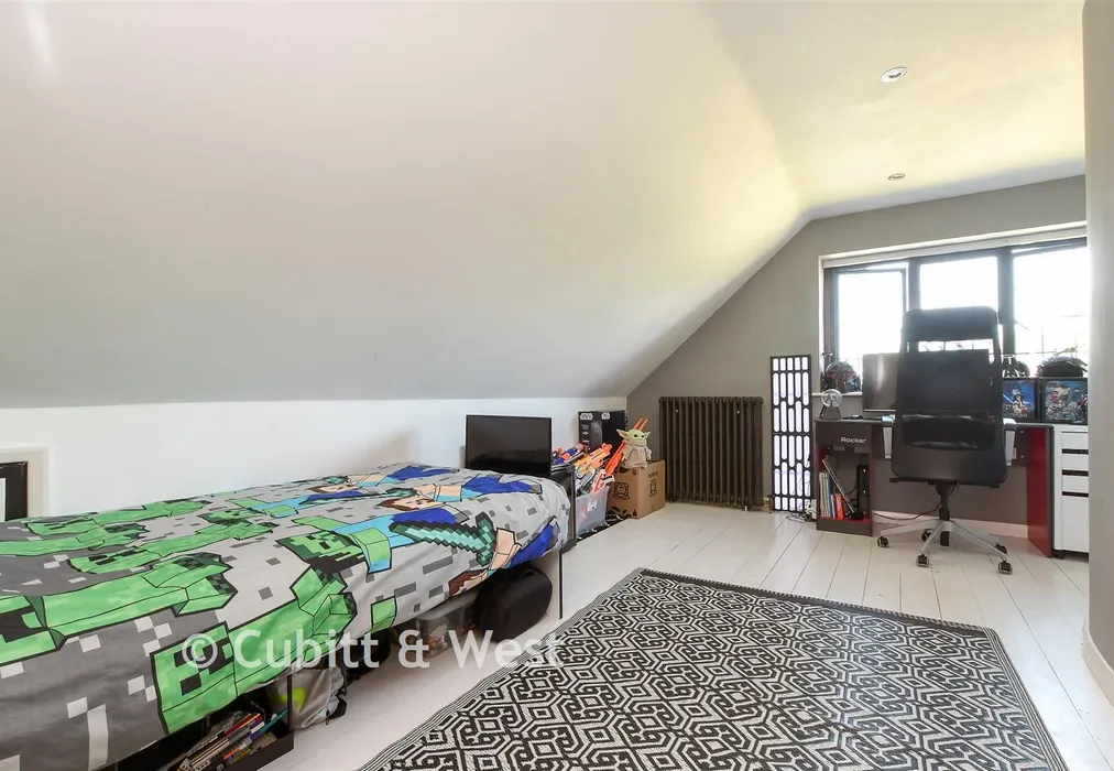 Bedroom 2 - Wolverton Gardens, Horley, Surrey - Wards of Kent