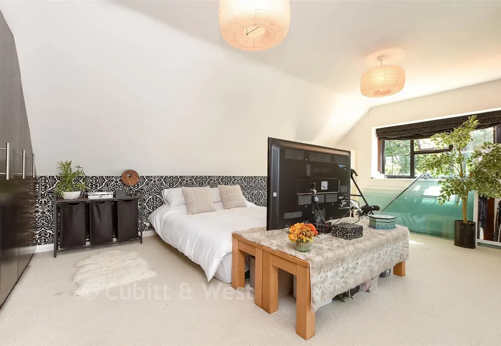 Bedroom 1 - Wolverton Gardens, Horley, Surrey - Wards of Kent