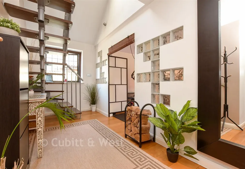 Hallway - Wolverton Gardens, Horley, Surrey - Wards of Kent