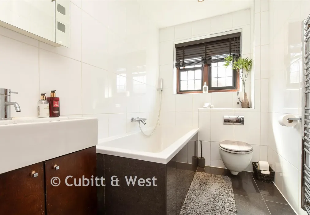 Bathroom - Wolverton Gardens, Horley, Surrey - Wards of Kent