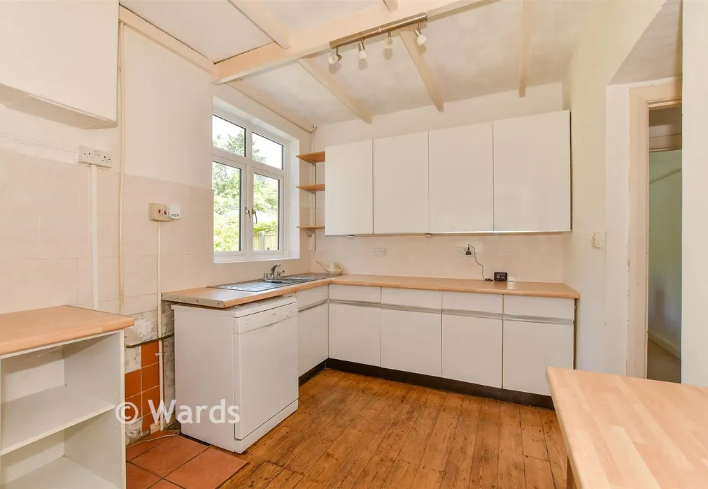Kitchen - Manwood Avenue, Canterbury, Kent - Wards of Kent
