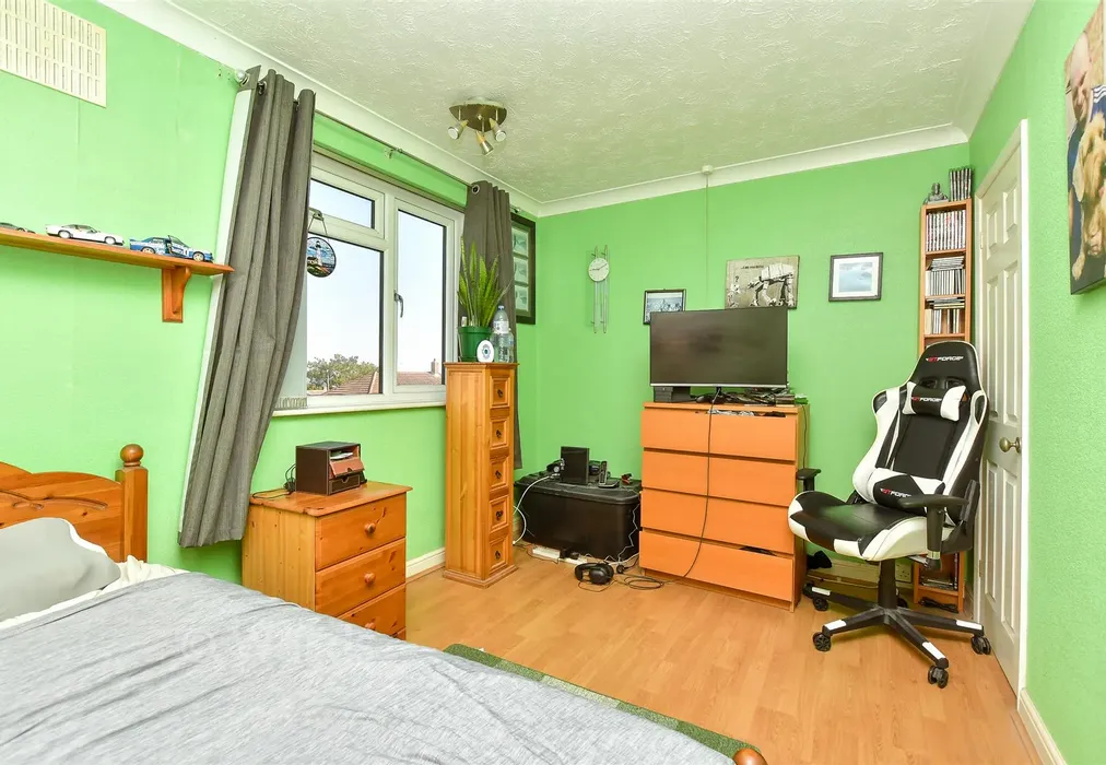 Bedroom 2 - The Fairway, Rochester, Kent - Wards of Kent