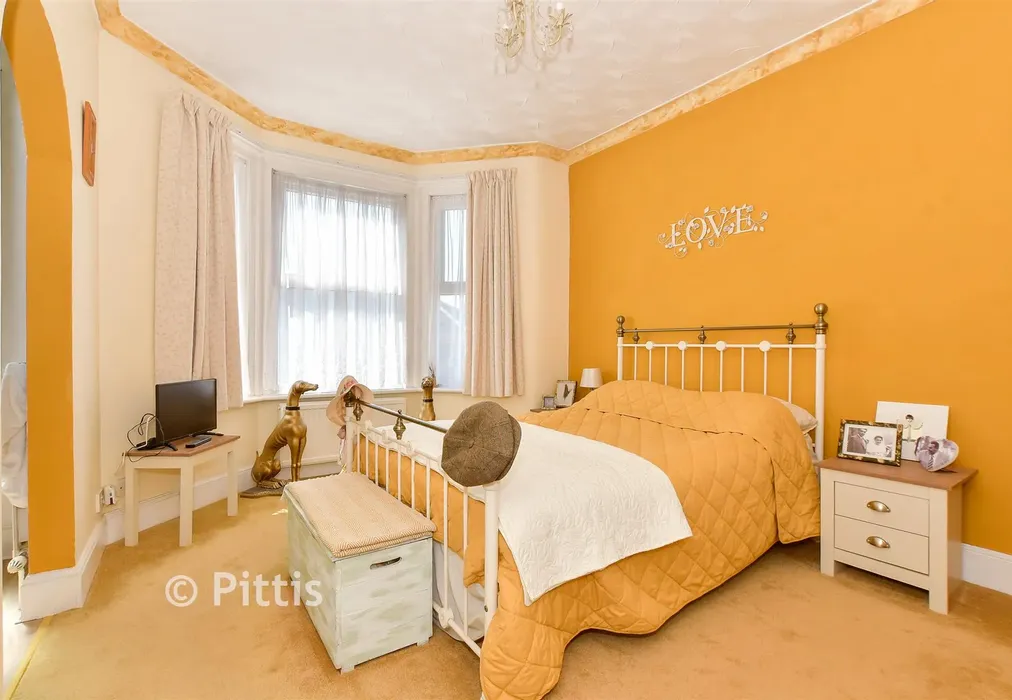 Bedroom 1 - Spring Gardens, Shanklin, Isle of Wight - Wards of Kent
