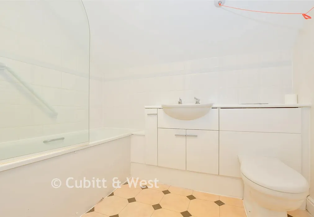 Bathroom - Stafford Road, Caterham, Surrey - Wards of Kent