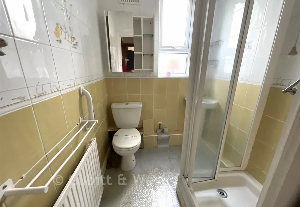 Bathroom - Sea Front Estate, Hayling Island, Hampshire - Wards of Kent