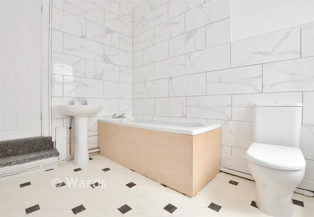 Bathroom - Park Avenue, Northfleet, Gravesend, Kent - Wards of Kent