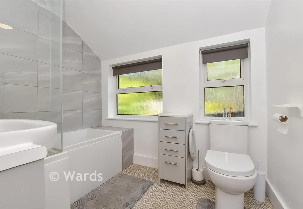Bathroom - Lansdown Road, Canterbury, Kent - Wards of Kent