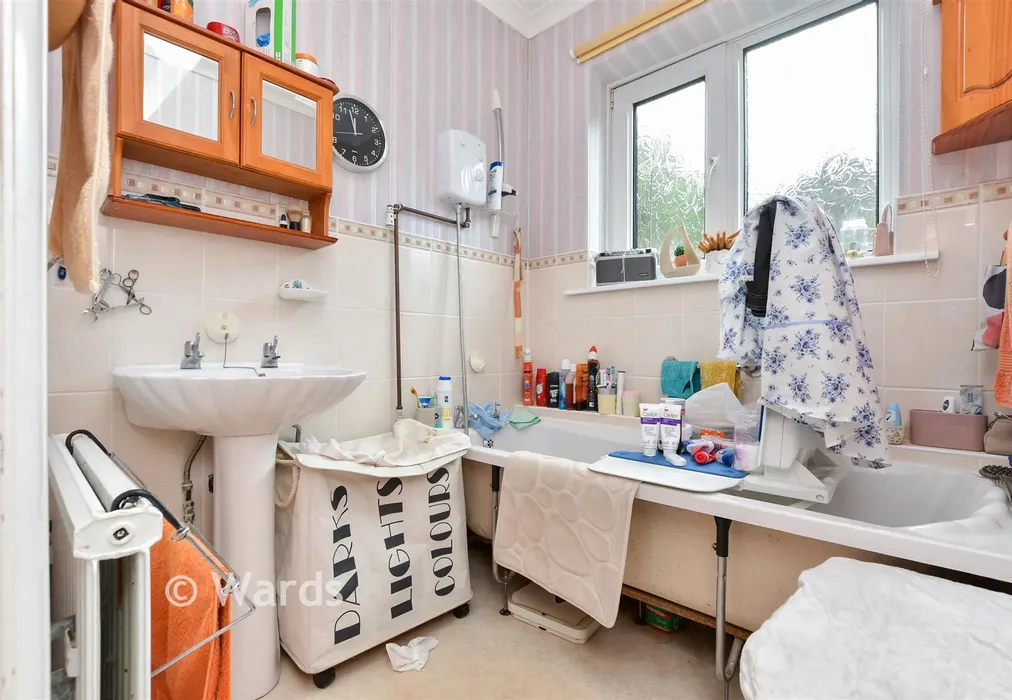 Bathroom - Beacon Road, Broadstairs, Kent - Wards of Kent