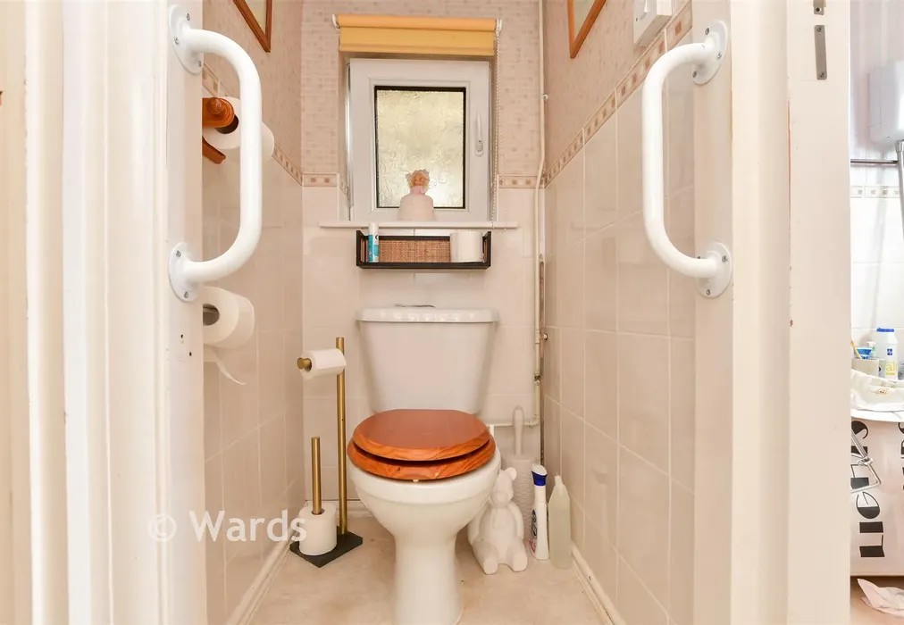 Bathroom - Beacon Road, Broadstairs, Kent - Wards of Kent