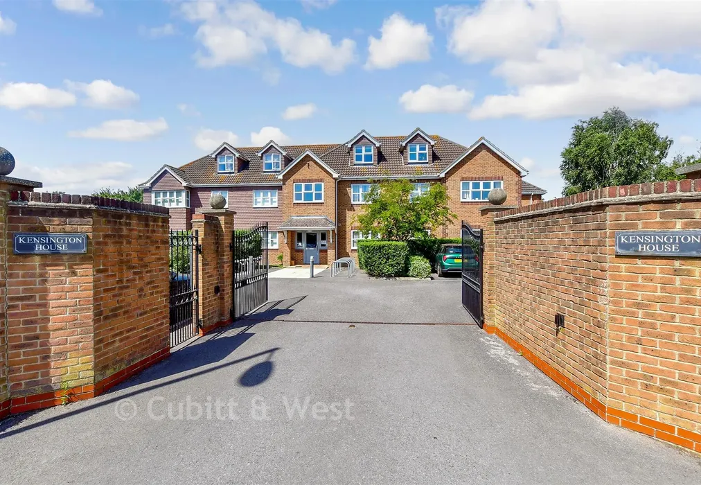 External Lifestyle Photograph - Manor Road, Hayling Island, Hampshire - Wards of Kent