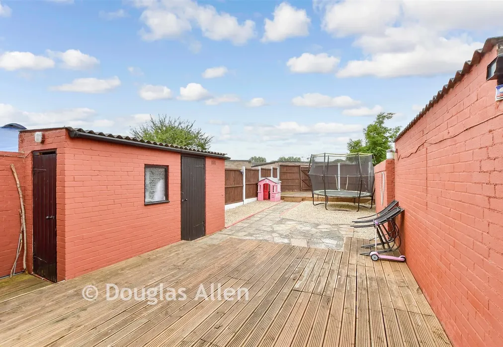Rear Garden - Great Knightleys, Basildon, Essex - Wards of Kent