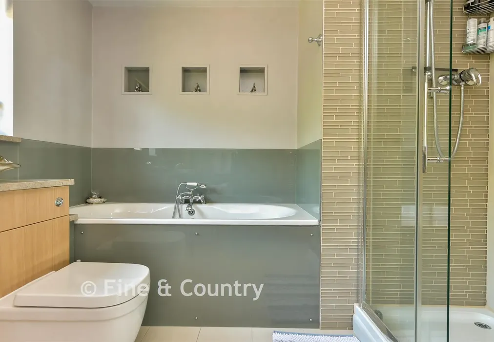 Bathroom - Monkton Road, Minster, Ramsgate, Kent - Wards of Kent