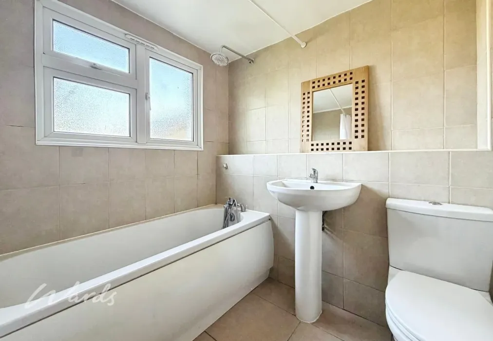 Bathroom - St. Vincent's Road Dartford DA1 - Wards of Kent