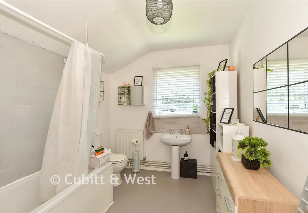 Bathroom - West Street, Crawley, West Sussex - Wards of Kent