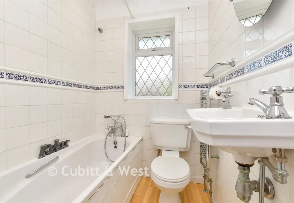 Bathroom - Hartland Road, Morden, Surrey - Wards of Kent