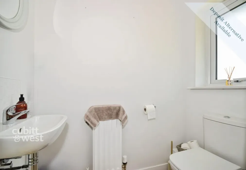 Bathroom - Oswald Norris Way, Crawley, RH11 - Wards of Kent