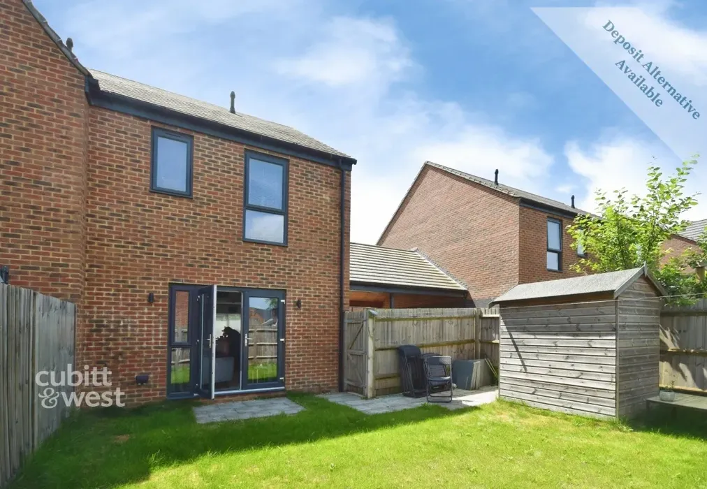 Garden - Oswald Norris Way, Crawley, RH11 - Wards of Kent