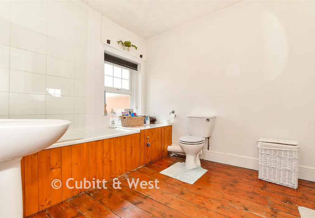 Bathroom - Framfield Road, Uckfield, East Sussex - Wards of Kent