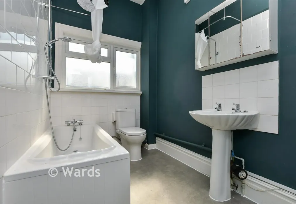 Bathroom - Surrey Road, Cliftonville, Margate, Kent - Wards of Kent