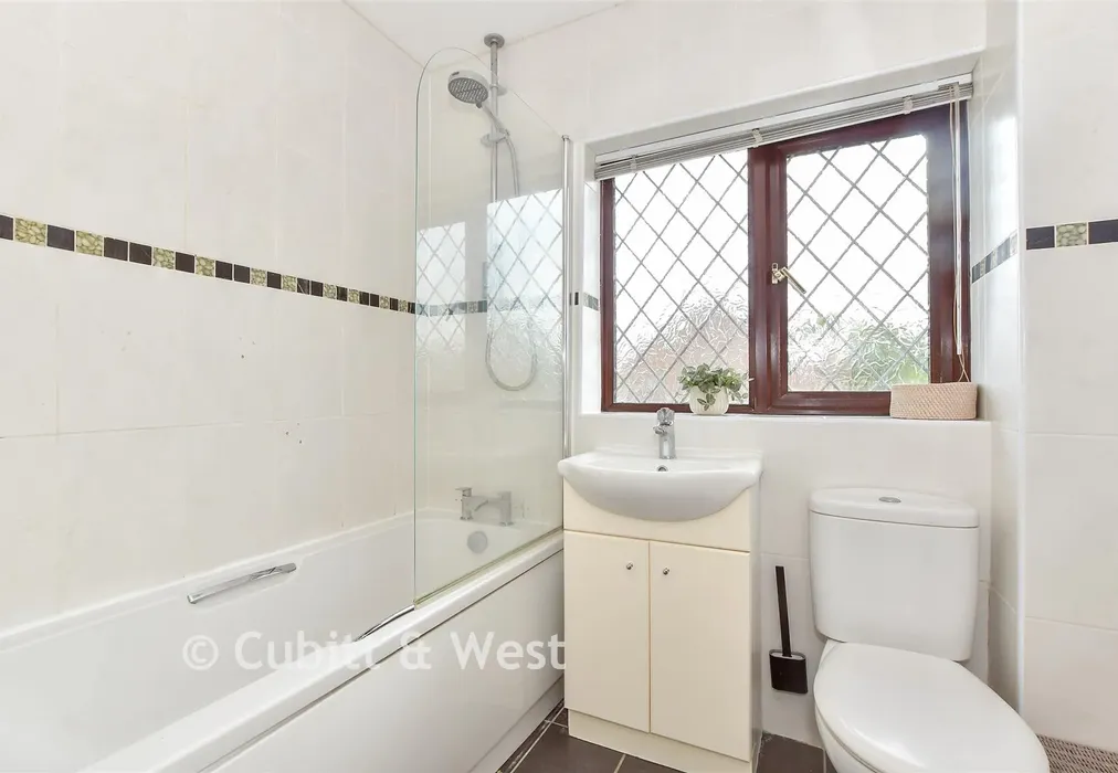 Bathroom - Dinsdale Gardens, Rustington, West Sussex - Wards of Kent