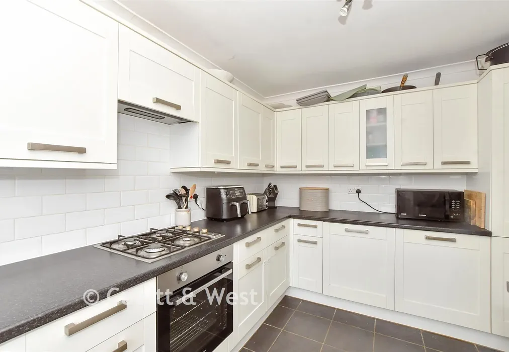 Kitchen - Dinsdale Gardens, Rustington, West Sussex - Wards of Kent