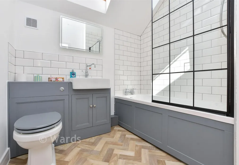 Bathroom - Grotto Road, Margate, Kent - Wards of Kent