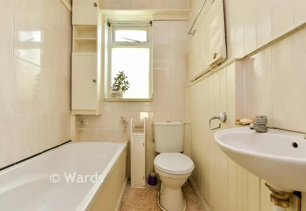 Bathroom - Northwood Road, Ramsgate, Kent - Wards of Kent