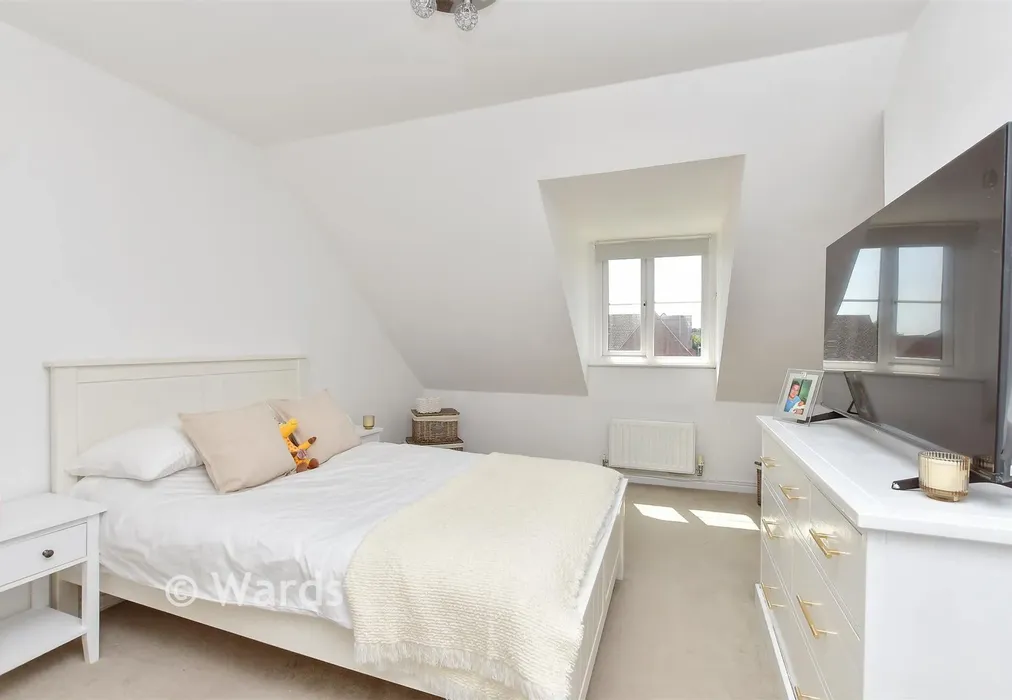 Bedroom 1 - Standen Grove, Sittingbourne, Kent - Wards of Kent