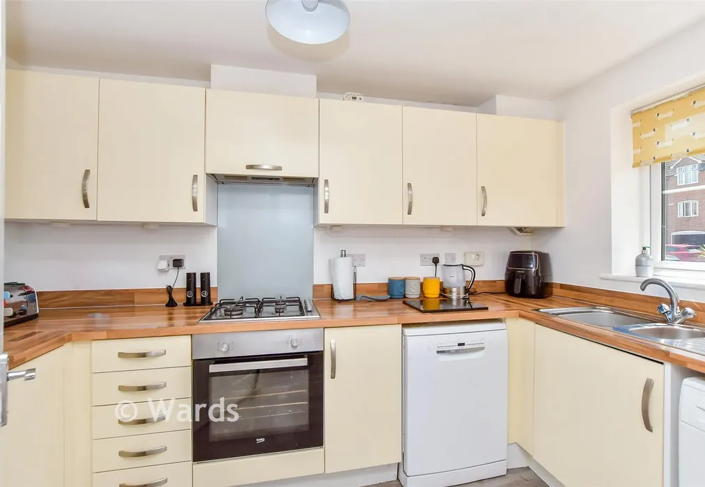 Kitchen - Standen Grove, Sittingbourne, Kent - Wards of Kent