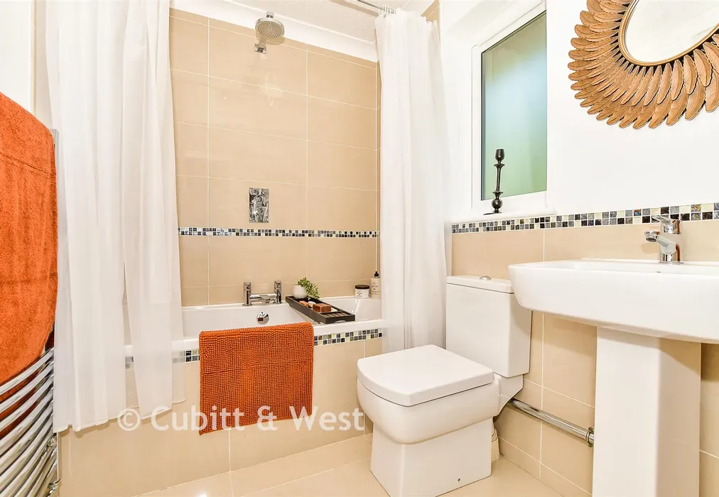 En-Suite Bathroom - Station Close, Rotherfield, East Sussex - Wards of Kent