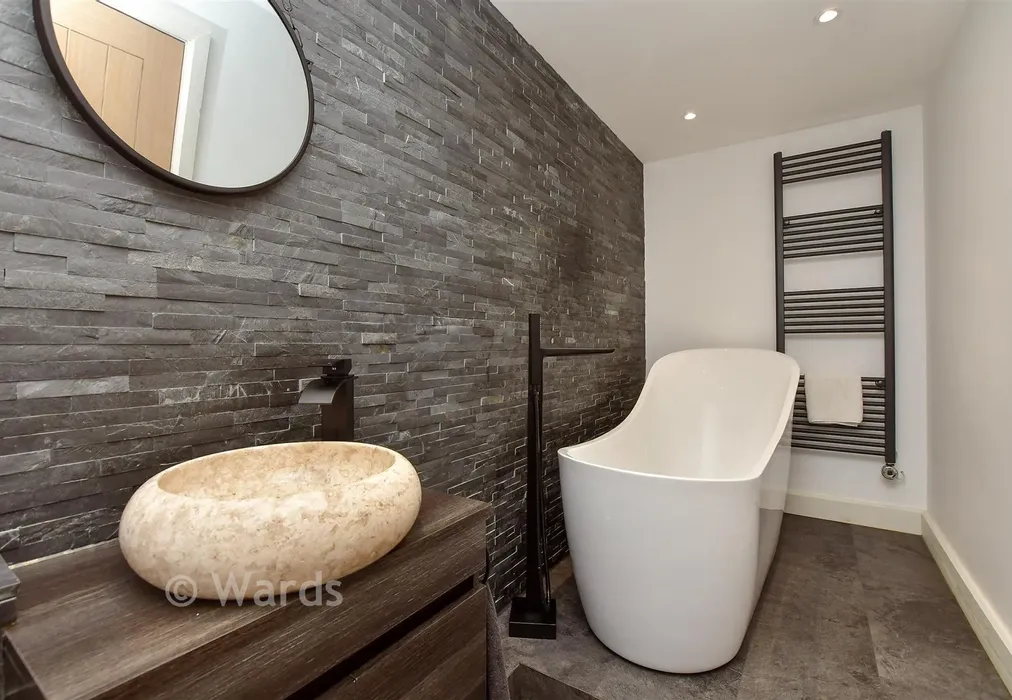 Bathroom - Cooling Road, High Halstow, Rochester, Kent - Wards of Kent