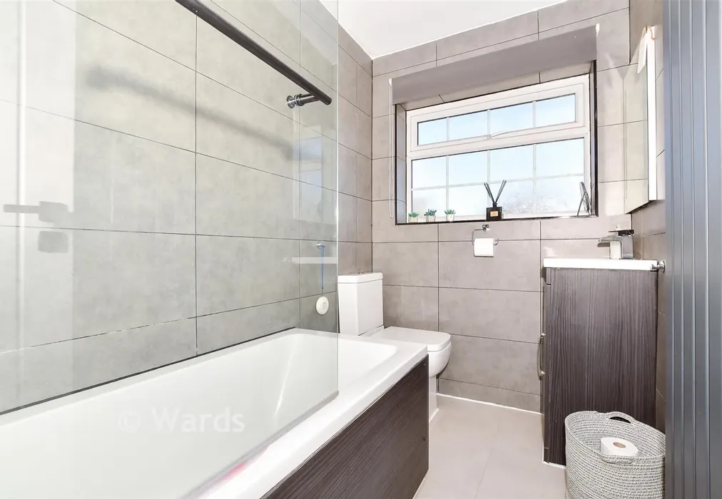 Bathroom - Heath Road, Coxheath, Kent - Wards of Kent