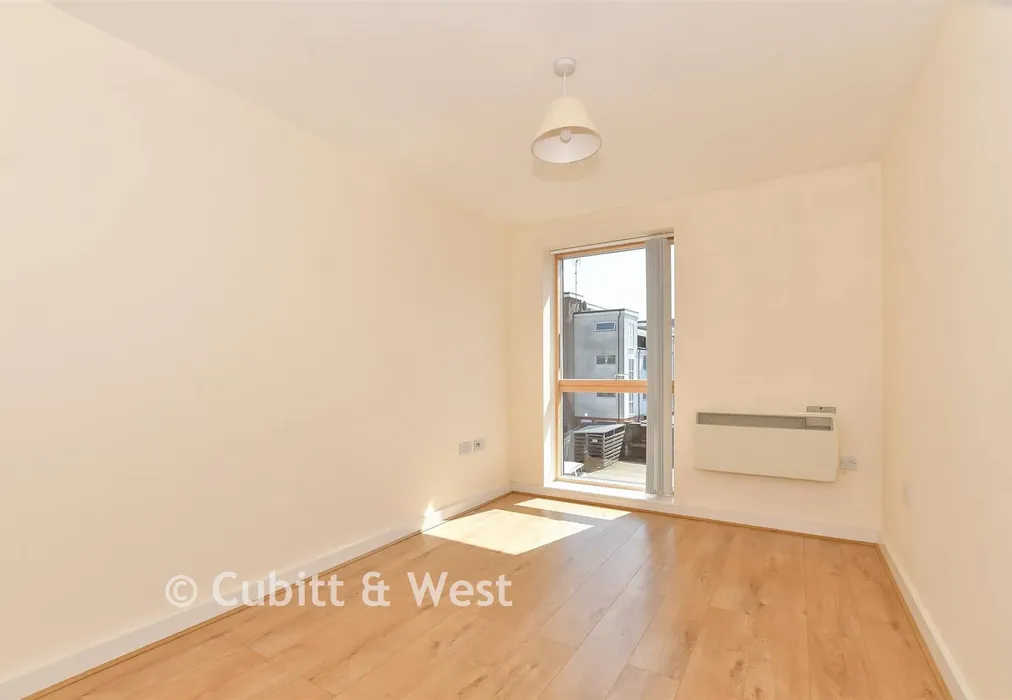 Bedroom 2 - Denne Parade, Horsham, West Sussex - Wards of Kent