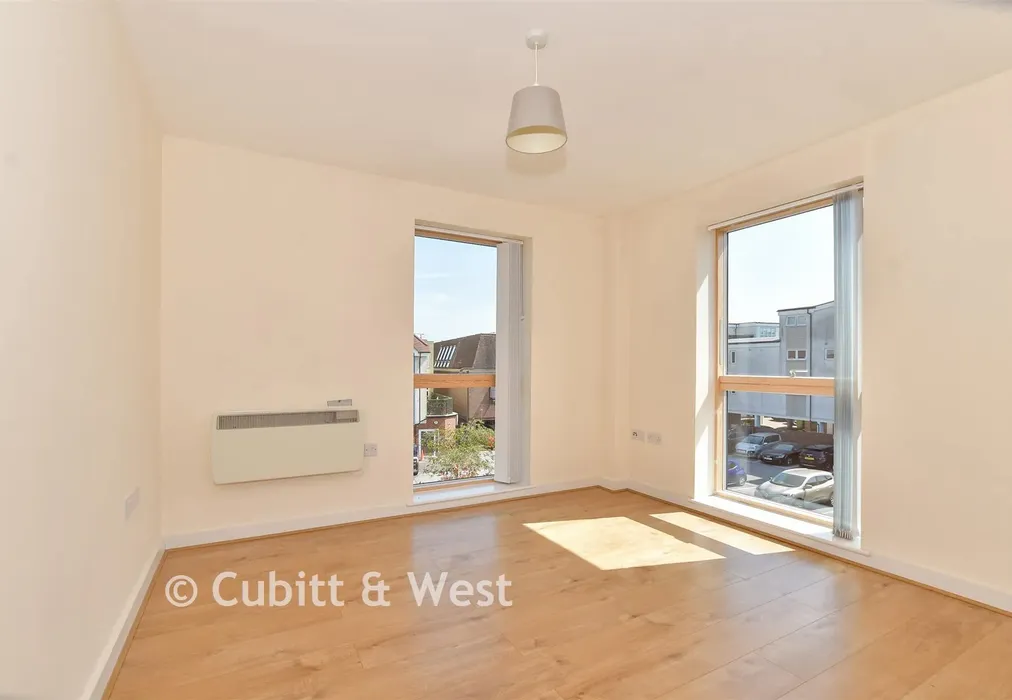 Bedroom 1 - Denne Parade, Horsham, West Sussex - Wards of Kent