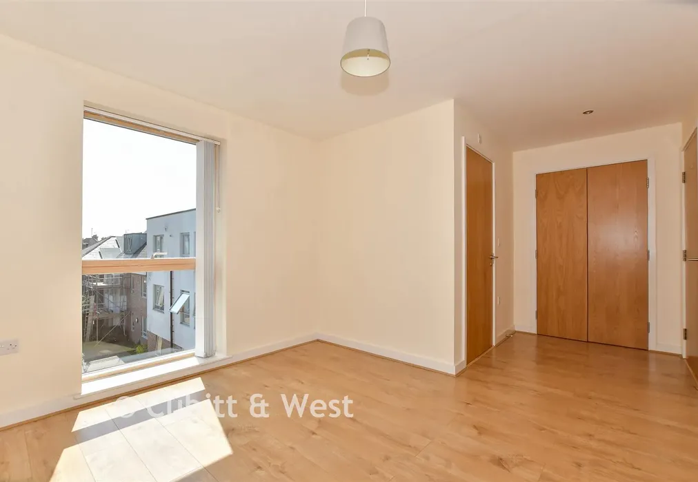 Bedroom 1 - Denne Parade, Horsham, West Sussex - Wards of Kent