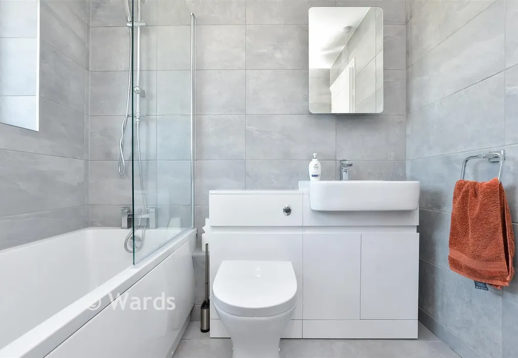 Bathroom - Wordsworth Gardens, Aylesham, Kent - Wards of Kent