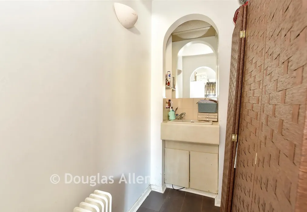 Dressing Area - Sapphire Close, Dagenham, Essex - Wards of Kent