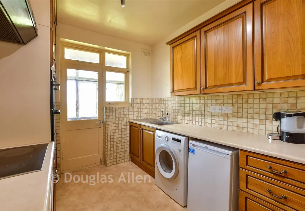 Kitchen - Mount Echo Drive, Chingford - Wards of Kent