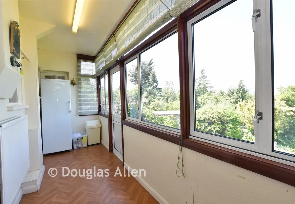 Sun Room - Mount Echo Drive, Chingford - Wards of Kent