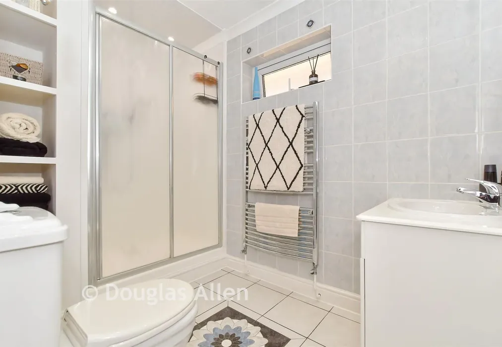 En-Suite - Alma Close, Wickford, Essex - Wards of Kent