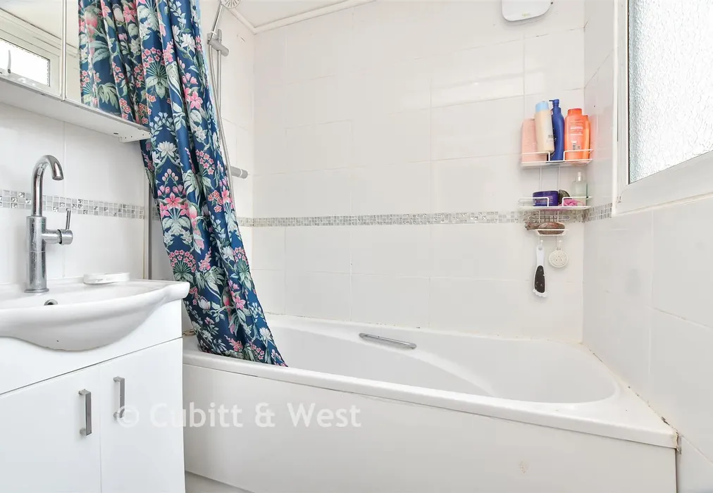 Bathroom - Tintern Road, Carshalton, Surrey - Wards of Kent